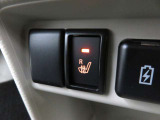 運転席にはシートヒーター機能が内蔵されています。暖房が効いてくる前に暖かくなる嬉しい装備です。