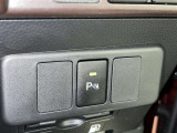 コーナーセンサーを車の前後に装備。障害物までの距離に応じて警告音を変えてお知らせ。縦列駐車時や駐車場・車庫などでの取り回しをサポートします。詳細は販売店スタッフまでおたずねください。