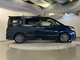 運転席側も電動スライドドアになってます。ショッピングなどでのお買い物時手がふさがっていてもドアに軽く触れるかリモコンで開閉できるので便利です!
