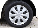 タイヤサイズは、155/65R14です。デザインにも優れている純正ホイールカップが装備され、足元を引き締めます。