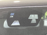 【i-ACTIVESENSE】走行中に前方の車両等を認識し、衝突しそうな時は警報とブレーキで衝突回避と被害軽減をアシスト。より安全にドライブをお楽しみいただけます。