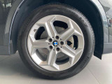 BMW純正アルミホイールが足元を引き締め、X1のボディラインと調和した上品なスタイリングを演出しています。