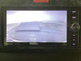 【バックカメラ】運転が苦手な方も車庫入れラクラクです!ギアをリバースに入れれば自動的に切り換わりますので、面倒な操作は不要です♪狭い駐車場もお車を傷つけず安心ですね!