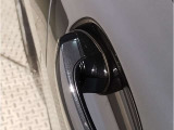 【デザインとの融合】BMWデザイナーが創り出したボディデザインを損なう事のない様に配置とデザインに拘っています。ドアノブについてもBMWの拘りに妥協はありません。