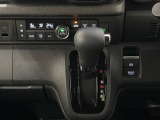 セレクトレバーの右に電子制御パーキングブレーキがあります。スイッチひとつで停車した地点の傾斜などをシステムが検知・判断してブレーキ力を自動的に最適制御し、しっかり停車できるパーキングシステムです。