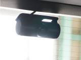 ◆車内カメラ◆前方・後方はもちろん、車内向きのカメラでも記録。左右をワイドに撮ることができ、幅寄せや側面衝突、威圧的なドライバーの危険行為など、クルマ周囲のトラブルもしっかり記録できます。