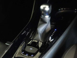 電動パーキングブレーキ・ブレーキホールドを装備してます。ホールド機能は信号待ちが多い一般道で疲労軽減になり、大好評です!