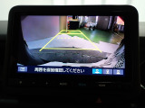 バックも安心のリアカメラ付いています。リアカメラがあると、いつでも安全にバックできますね。死角も減ります。3ビュー切り替え、ガイド線表示なので便利です。