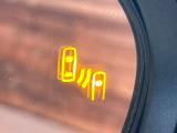 【ブラインドスポットモニター】走行中、ドアミラーの死角になりやすい箇所に後続車が接近するとサイドミラーのレンズに警告を表示!ドライバーに注意喚起をしてくれます。