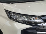 【LEDヘッドライト】悪天候や夜間走行時も良好な視界を確保し安心して運転できる高輝度LEDヘッドライトを装備!点灯速度が早く、消費電力も抑えられています。