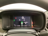 デジタル表示のスピードメーターとタコメーター、燃費やオドメーターなどの表示の他に、ホンダセンシング機能などの表示もできる多機能なマルチインフォメーション・ディスプレイです。