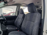 体を包み込むような座り心地で運転をサポートします。