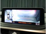 パノラミックビューモニター。車両を上から見たような映像を表示。運転席から目視しにくい車両周囲の状況をリアルタイムで確認できます。