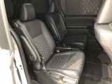 【後部座席】も当然、綺麗・清潔に仕上げております。内装の綺麗なお車は気持ちが良いですし、コンディションのいい車が多いです。これもオススメの1台です。