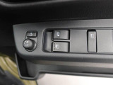 パワーウィンドウのスイッチです。 運転席に居ながら助手席の窓を開け閉めできるので便利ですよ。 ロック機能も付いてるので子供がイタズラして窓を開けるという事もできなくできますよ。