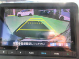 バック駐車もグッとラクに。リアワイドカメラシステムを搭載。約180&deg;見渡せるワイドビューをはじめ、3パターンの表示機能付き。バック駐車も安心してできます。