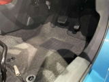 内装工程では、中古車を気持ちよくお乗りいただけるよう清掃しております。