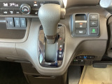 シフトはインパネシフト、パーキングブレーキは電子制御なので運転席と助手席の間はすっきりしています。