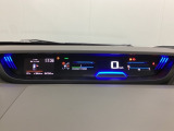 中央にデジタル表示のスピードメーターを配したハイブリット専用メーターになっています。左側のインフォメーション画面で燃費などの情報を確認できます。