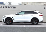 F-PACE SVR専用のフロントフェンダーには機能的なサイドベントを配置。空気を車体の側面に流すことで、ホイールアーチの空気抵抗を減らし、フロントエンドの揚力を最小限に抑えます。