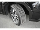 タイヤサイズは235/50R19です