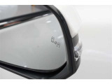 隣車線を走る車両をレーダーで検知し、ドアミラーでは確認しにくい後側方エリアに存在する車両に加え、急接近してくる車両も検知します。車両を検知するとドアミラーに搭載されたLEDインジケーターが点灯します。