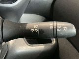 車外の明るさに応じでライトを点灯、消灯してくれるオートライト機能です☆お天気の良い昼間のトンネル走行などオートにしてると便利で安心です☆エンジン停止時にライトの消し忘れも無くなります☆