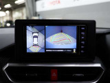 パノラミックビューモニター付きです。車両を上から見たような映像をディスプレイオーディオ画面に表示。運転席からの目視だけでは見にくい、車両周辺の状況をリアルタイムでしっかり確認できます。