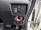 狭い駐車場や壁際でもドアをぶつける心配が少なく開けられる両側スライドドアです。助手席側は電動で、開閉操作も楽々です!