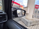 BSW『後側方車両検知警報』。 死角になりやすい隣接レーンの後側方を走行する車両を検知すると、ドライバーに表示で知らせ、さらにウィンカーを作動させた場合には、音と表示で警報します。