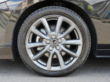 18インチ純正アルミホイールを装備。タイヤサイズは215/45R18となります。
