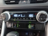 左右独立温度コントロールフルオートエアコンです。運転席、助手席それぞれで独立して温度設定ができます。冷え性の方が乗っても安心ですね♪