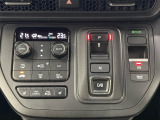 シフトはセレクトレバーのなくなったエレクトリックギアセレクターになっています。「e:HEV」搭載車ですので、日常シーンのほとんどをモーターで走行し状況に応じあらゆる領域で優れた燃費走行を実現。