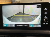 リバースギアに入れるだけで後方の表示へ切り替わります。夜間や雨の日の駐車も楽になりますよ。