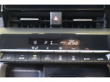 すっきりとしたシンプル設計で直感的に操作できるエアコンパネルです。オートエアコンなので自動で風量を調整してくれるので快適です。