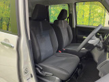 運転席まわりには十分なスペースがあり、大柄な方でもゆったり運転していただける環境です。
