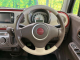 インテリアに合わせたデザインのステアリングは、運転される方のことも考え、運転しやすい形状、大きさです。是非一度、実際に触ってお確かめください。