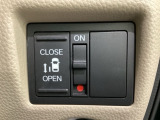 左側電動スライドドアは運転席からでも操作ができるように、ハンドル付近に開閉の操作スイッチが付いています。