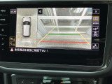 アラウンドビューモニター付きバックカメラ。死角を減らし駐車時の安心感を高めます。