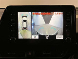 映像で見づらい車両周辺の確認をアシスト。クルマを真上から見ているような映像を表示。 運転席から確認しにくい車両周囲の状況を把握。
