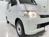 明るいライトが夜道を明るく照らしてくれます。 運転する上で、道路状況をいかに早く認識できるか重要なポイントです。 白色光が暗い道も明るく照らしてくれますよ。