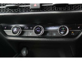 プラズマクラスター技術搭載フルオートエアコンを装備。車内の温度設定だけでなく空気清浄や脱臭などの効果を発揮して車内は快適空間♪