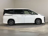広々とした車内空間に優れた燃費性能。更にデザインも上質で人気のお車です!