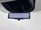 スマートルームミラーで後方の映像がルームミラーで確認できます。
