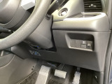 左側に高速で便利なETCがあり、横滑りを防ぐVSAなどのスイッチは、運転席の右側、手の届きやすい位置にあります。