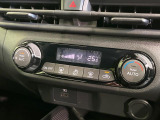 【オートエアコン】一度お好みの温度に設定すれば、車内の温度を検知し風量や温度を自動で調整。暑い&hellip;寒い&hellip;と何度もスイッチ操作をする必要はありません。快適な車内空間には必須の機能ですね♪