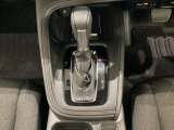 CVT車のセレクトレバーです。低速から高速まで、変速ショックのないスムーズな走りと、エンジン効率のよい領域を維持して燃費にも貢献します。