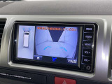 パノラミックビューモニターを装備。駐車場や交差点でクルマを真上から見るように周囲を確認できます。機能の詳細は販売店スタッフまでおたずねください。