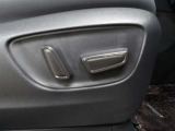 運転席はパワーシートなのでお好みのドライビングポジションに調整可能です♪