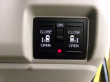 両側電動スライドドア。荷物で手が塞がる時など簡単にドアの開閉が出来ます。何より力いらずで開閉OK。女性やお年寄りにも優しい。電動機能はOFFにもできますから元気なお子様の駆け出しも安心。